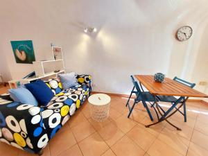 a living room with a couch and a table at Il 55 dei Bastioni in Bordighera