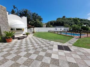 um pátio com uma piscina e uma casa em Ischia Villa Casa Caruso con piscina 6 posti letto em Ischia
