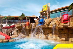 Sundlaugin á DoubleTree by Hilton Damai Laut eða í nágrenninu