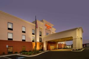 um hotel com uma placa na frente em Hampton Inn Kimball em Kimball