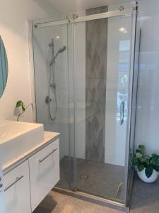 um chuveiro com uma porta de vidro na casa de banho em Whitfords Retreat em Perth
