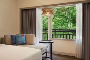 Rúm í herbergi á DoubleTree by Hilton Damai Laut