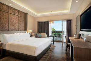 Rúm í herbergi á DoubleTree by Hilton Damai Laut