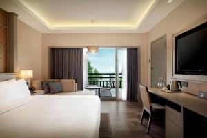 Rúm í herbergi á DoubleTree by Hilton Damai Laut