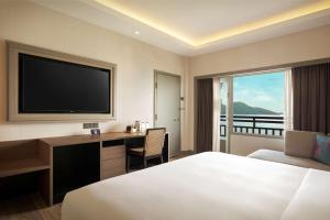 Rúm í herbergi á DoubleTree by Hilton Damai Laut