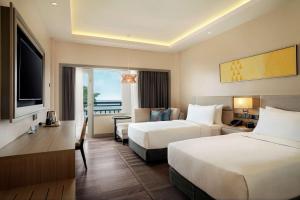 Rúm í herbergi á DoubleTree by Hilton Damai Laut