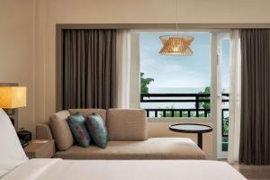 Rúm í herbergi á DoubleTree by Hilton Damai Laut