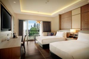Rúm í herbergi á DoubleTree by Hilton Damai Laut