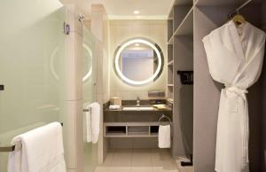 Baðherbergi á DoubleTree by Hilton Damai Laut