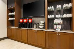 Příslušenství pro přípravu čaje a kávy v ubytování Hyatt Place Waco - South