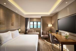 Rúm í herbergi á DoubleTree by Hilton Damai Laut