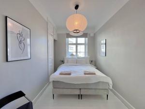 Un pat sau paturi într-o cameră la Stylish flat next to metro