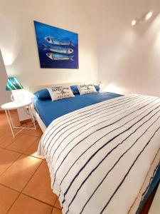 a bedroom with a bed and a painting on the wall at Il 55 dei Bastioni in Bordighera