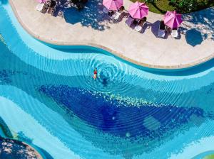 una vista aérea de una piscina con sillas y sombrillas en Aonang Villa Resort I Beach Front, en Ao Nang Beach
