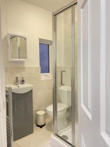 uma casa de banho com um WC e uma cabina de duche em vidro. em Breeze Hill Lodge - Central to Liverpool City Centre - Anfield - Goodison em Liverpool