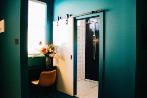 een badkamer met een douche en een glazen deur bij Rooms of Renown - The Enterprise Suite in Leeton