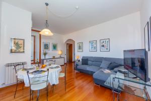 Televízia a/alebo spoločenská miestnosť v ubytovaní La Rosa Dei Venti Lake View Terrace - Happy Rentals