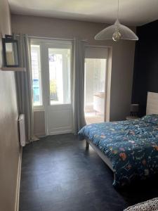- une chambre avec un lit et 2 fenêtres dans l'établissement Appt cosy vue mer Malo-Les-Bains, à Dunkerque