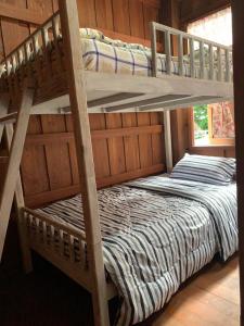 Yor Song Hostel Pai客房内的一张或多张床位