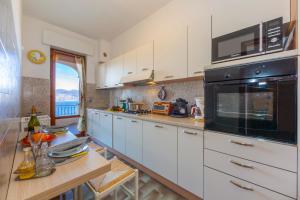 Kuchyňa alebo kuchynka v ubytovaní La Rosa Dei Venti Lake View Terrace - Happy Rentals