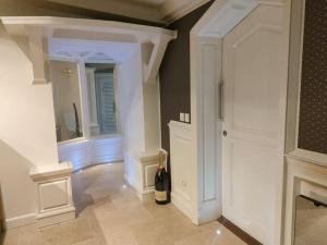 - un couloir avec une bouteille de vin dans la chambre dans l'établissement Appartement Moderne & Spacieux Hypercentre CAEN, à Caen