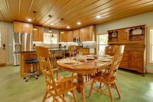 Η κουζίνα ή μικρή κουζίνα στο Unique Cotter Getaway with Deck and Outdoor Dining!