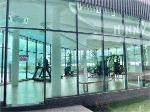 Parkland Batu 11 near MRT 5-6PAX Free Parking في شيراز: مبنى زجاجي كبير مع أشخاص في صالة رياضية