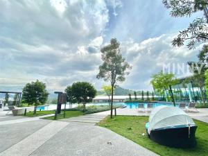 ein Zelt auf dem Rasen neben einem Pool in der Unterkunft Parkland Batu 11 near MRT 5-6PAX Free Parking in Cheras