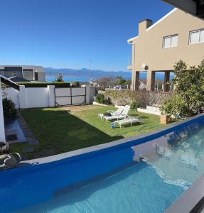 De la Fontaine guest cottage and Pool view luxury suite tesisinde veya buraya yakın yüzme havuzu