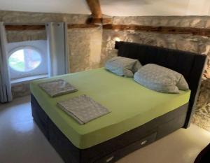 łóżko z dwiema poduszkami w pokoju w obiekcie Villa Makale w mieście Umag +19 zdjęć