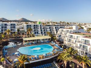 eine Luftaufnahme eines Resorts mit Swimmingpool in der Unterkunft Ereza Apartamentos Los Hibiscos - Adults Only in Puerto del Carmen