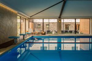 Bazén v ubytovaní BIO HOTEL & WELLNESS Zlatý Hýľ alebo v jeho blízkosti