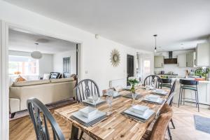 een eetkamer en een keuken met een tafel en stoelen bij Urban Retreat with Park Views in Derby