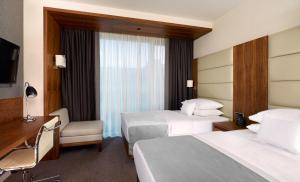 Postel nebo postele na pokoji v ubytování DoubleTree by Hilton Zagreb