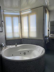 Bilik mandi di Hotel Bruc