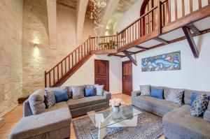 Predel za sedenje v nastanitvi Valletta Waterfront Villa with Pool and Jacuzzi