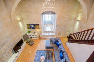 TV in/ali zabaviščno središče v nastanitvi Valletta Waterfront Villa with Pool and Jacuzzi