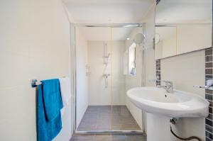 Kopalnica v nastanitvi Valletta Waterfront Villa with Pool and Jacuzzi