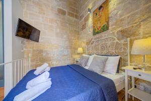 Postelja oz. postelje v sobi nastanitve Valletta Waterfront Villa with Pool and Jacuzzi