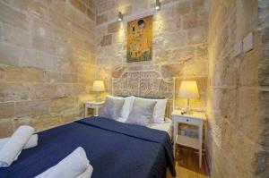 Postelja oz. postelje v sobi nastanitve Valletta Waterfront Villa with Pool and Jacuzzi