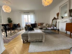 ein Wohnzimmer mit Sofa und Tisch in der Unterkunft Lifestyle Disneyland Paris 8 PAX in Serris