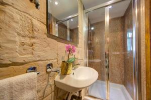 Kopalnica v nastanitvi Valletta Waterfront Villa with Pool and Jacuzzi