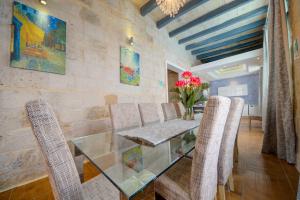 Predel za sedenje v nastanitvi Valletta Waterfront Villa with Pool and Jacuzzi
