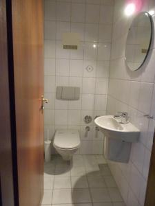 bagno con servizi igienici e lavandino di Ferienwohnung Wehr a Filderstadt