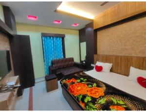 una habitación con una cama y una silla con flores. en Hotel Anuj Residency, Chitrakoot en Sītāpur Mūāfi
