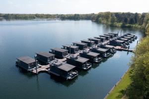 eine Luftansicht eines Docks auf einem See in der Unterkunft Houseboats Mookerplas in Middelaar