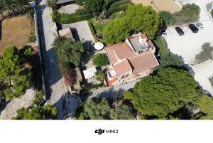 an overhead view of a house with trees and a street at Villa Plemmyria in Syracuse