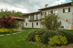 una gran casa blanca con un patio de césped en CASA BART, Bike and Outdoor Hospitality en Villar San Costanzo