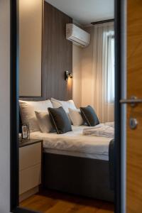 ein Schlafzimmer mit einem großen Bett mit Kissen in der Unterkunft King's Square Lux apartment Zlatibor in Zlatibor