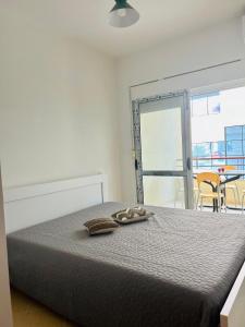 Un dormitorio con una cama con dos pantuflas encima. en Vita Mediterranea Quartet, en Sarandë